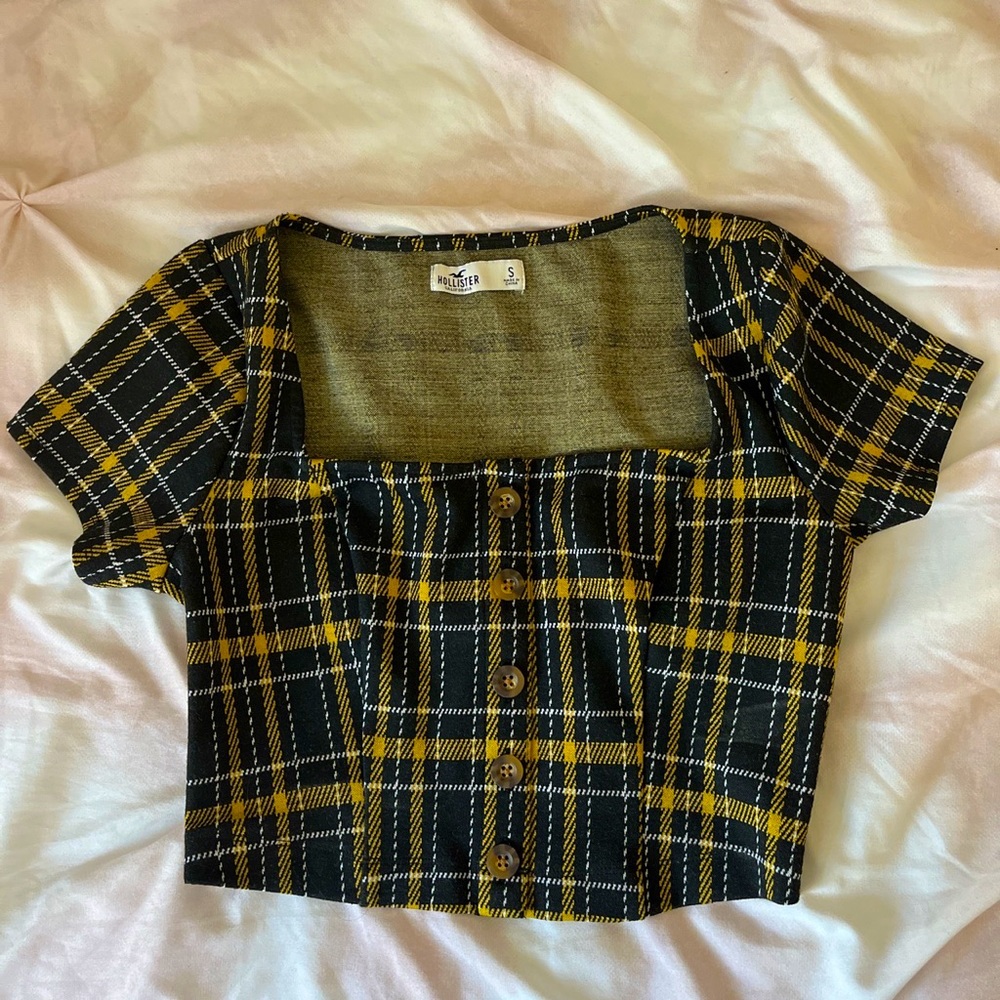 Cute hollister plaid top that goes great with high waisted jeans or skirts ! 💕